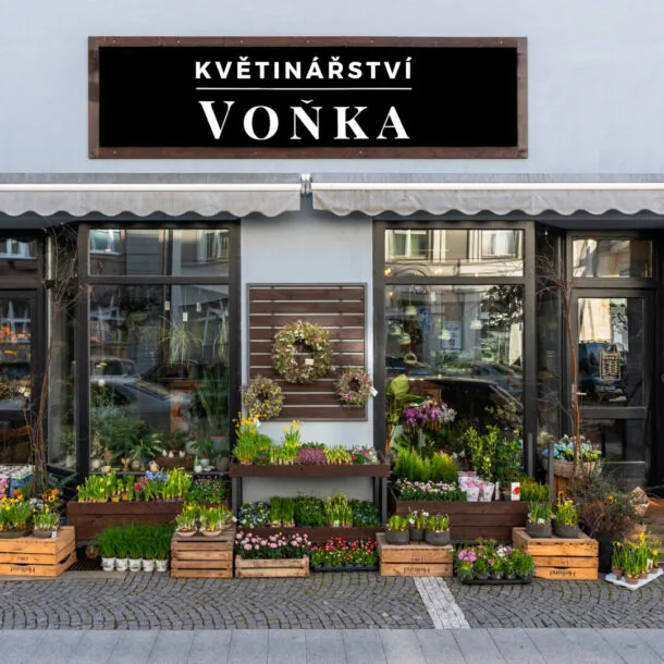 smuteční věnec z větví a bílých chryzantém