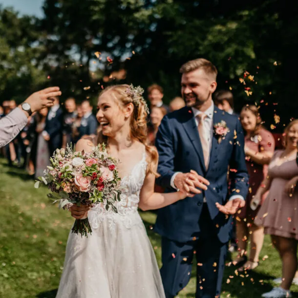 čerstvě uvázaná kytice lučních květin na dřevěném stole